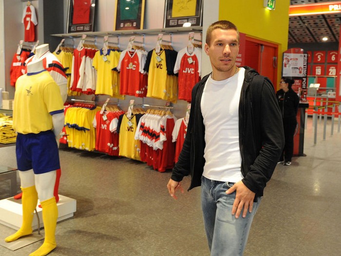 Podolski đã đến Highbury House để gặp các thành viên của câu lạc bộ. Ngôi sao này cũng tham quan phòng thay đồ và mua sắm một số đồ lưu niệm tại Armoury.